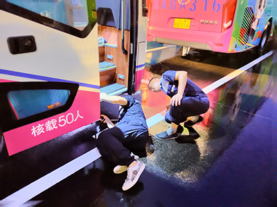 E:2023.88.2【助力大运•影像集】官网图官网雨中奋战——一定发长运何思宏.jpg