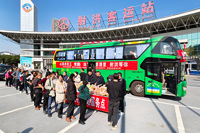 E:2024年宣传事情2024.22.18射洪：心系农民工  情暖返岗路官网20240218-02-01.jpg