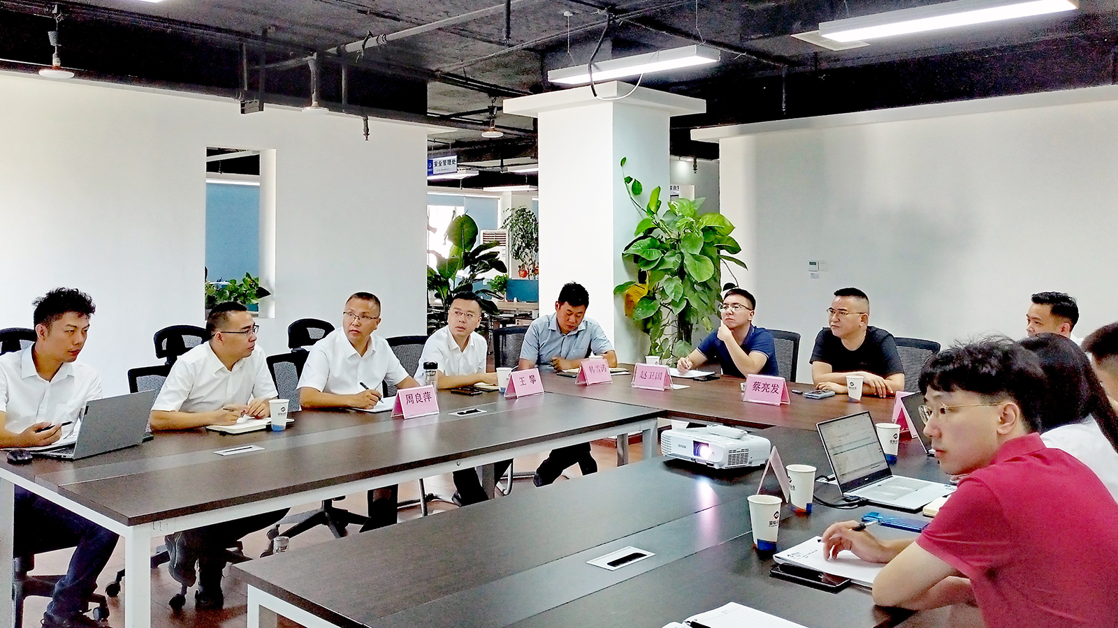 一定发运业总司理蔡亮发一行到彤熙商贸公司检查指导事情
