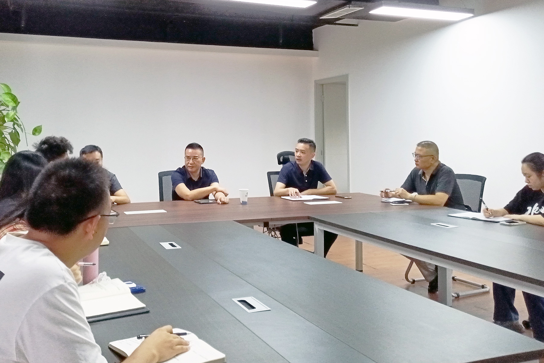 一定发运业总司理蔡亮发到彤熙商贸公司检查指导事情