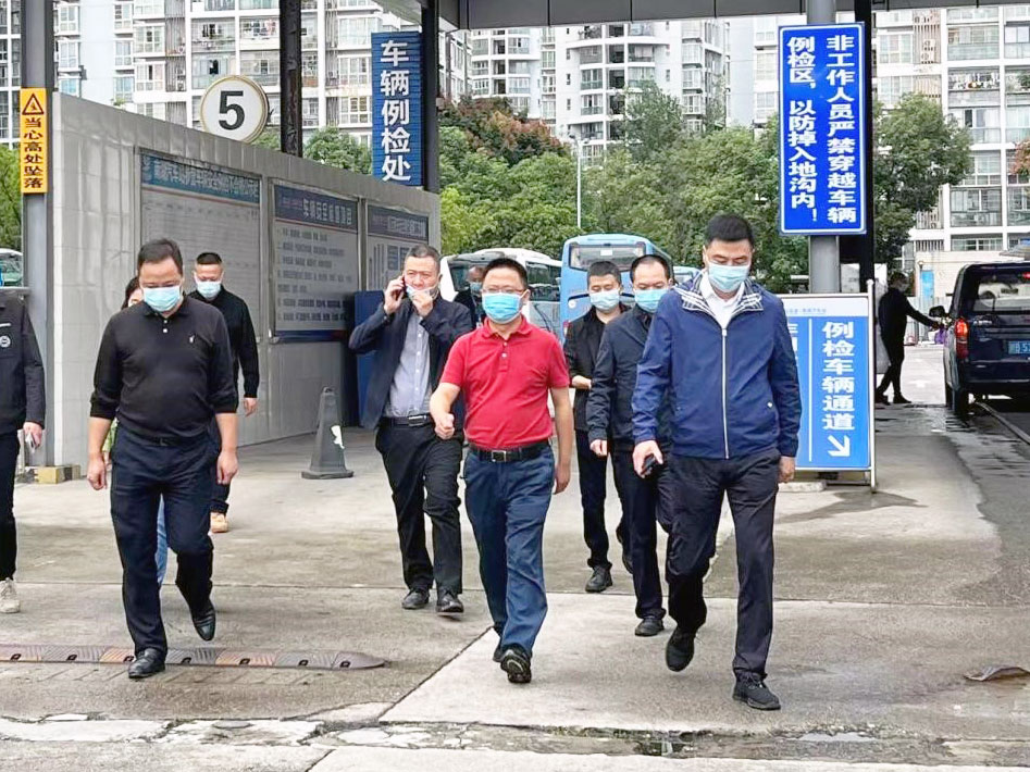 绵阳市交通运输局局长谭谱到一定发运业绵阳公司、南湖汽车站举行国庆“黄金周”前清静生产及疫情防控检查