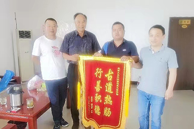 【最美运业人】寻得“救命恩人”，，，，，，，古稀老人激动送锦旗