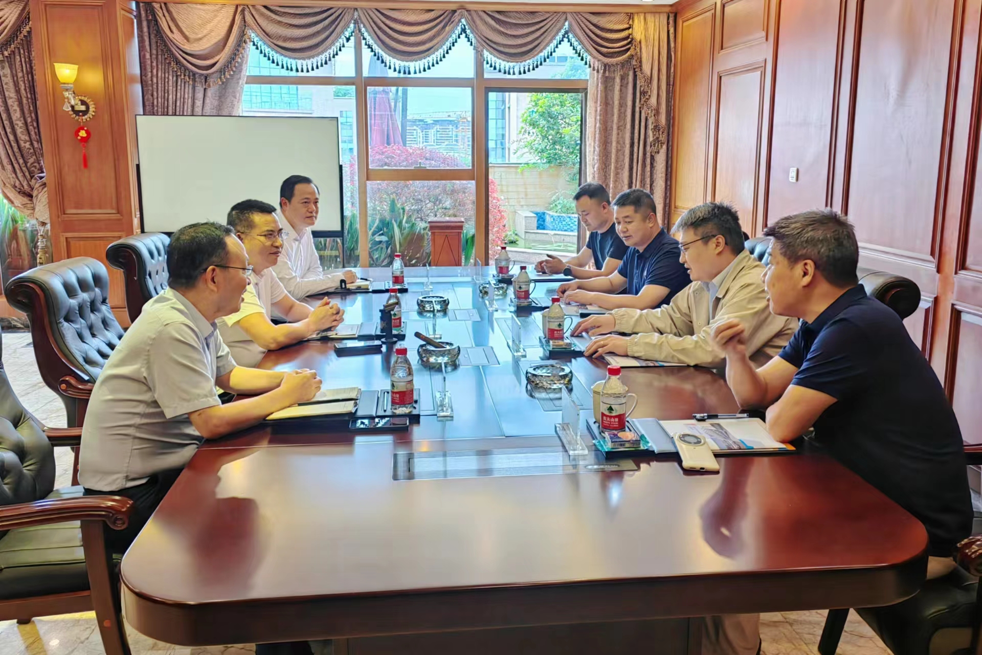 春风柳汽乘用车销售公司总司理吕峰一行到一定发运业交流座谈