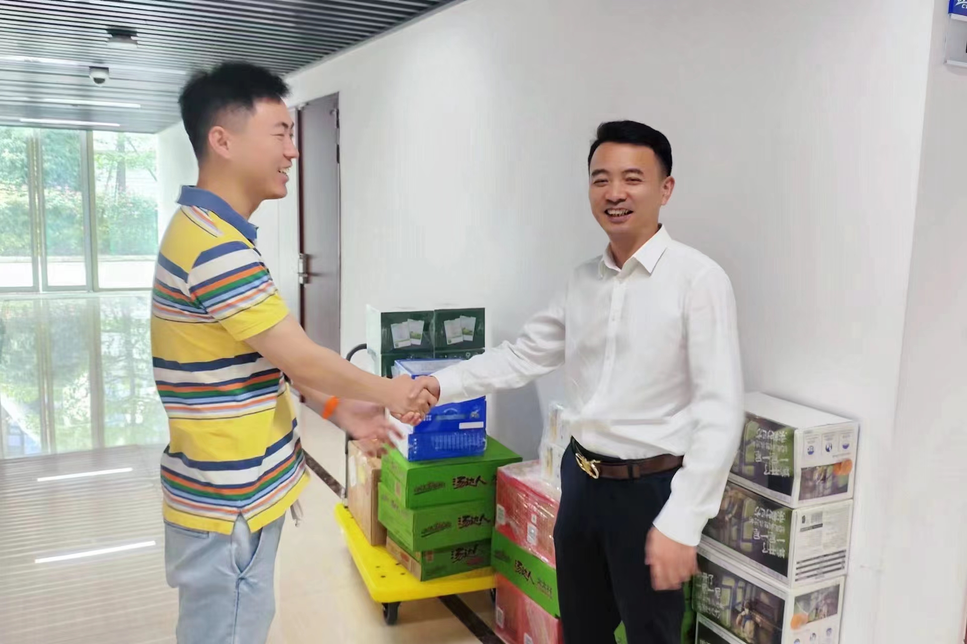 一定发运业集团工会到天府行机场专线现场慰问