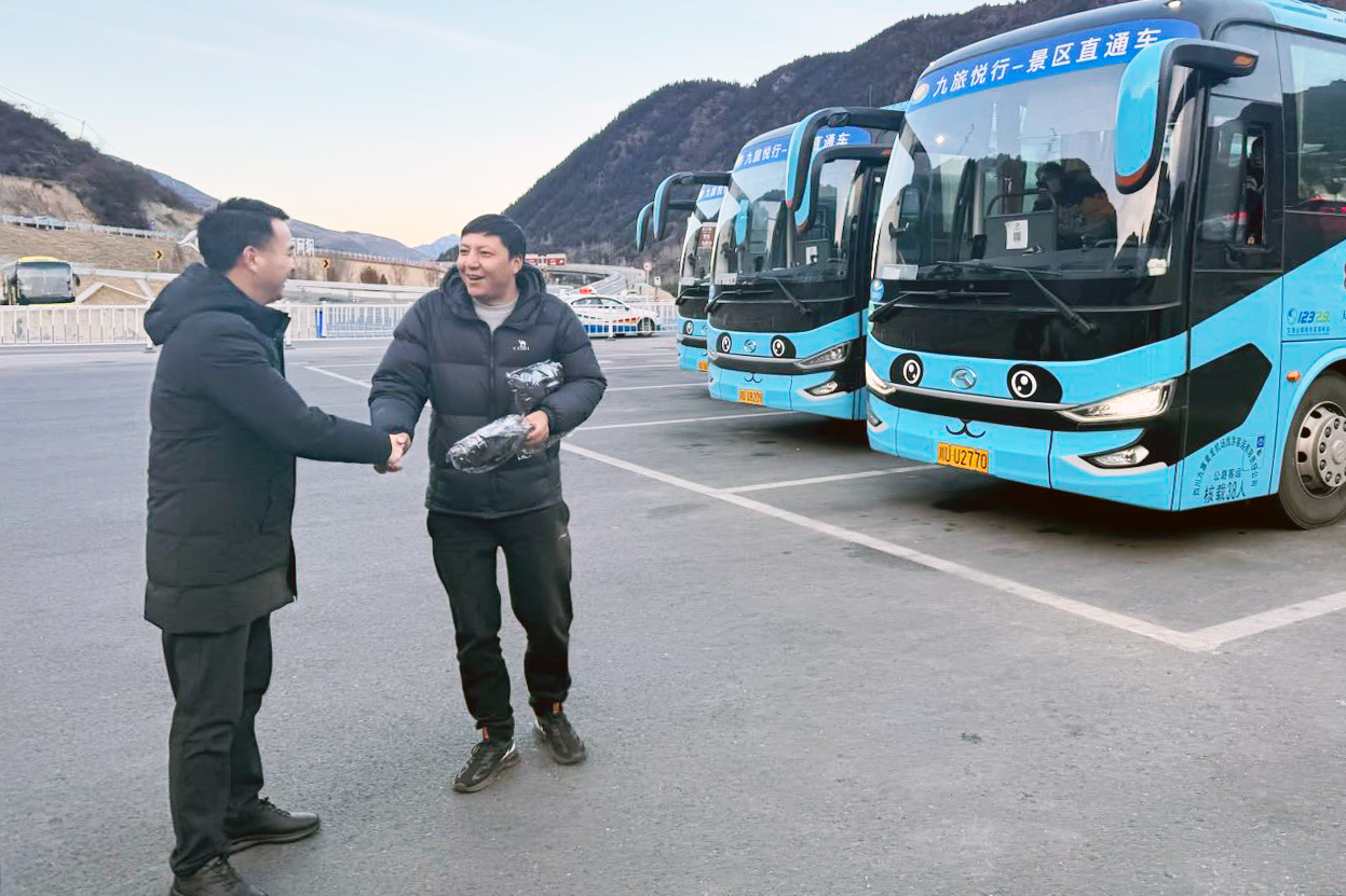 冬日暖阳照进松潘——一定发运业慰问九旅悦行景区直通车一线职员