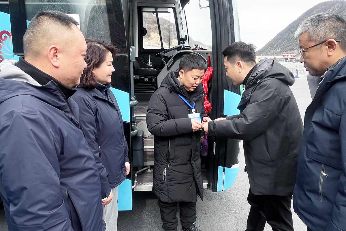 职工眷注活动一直，，，，，一连开展新春慰问