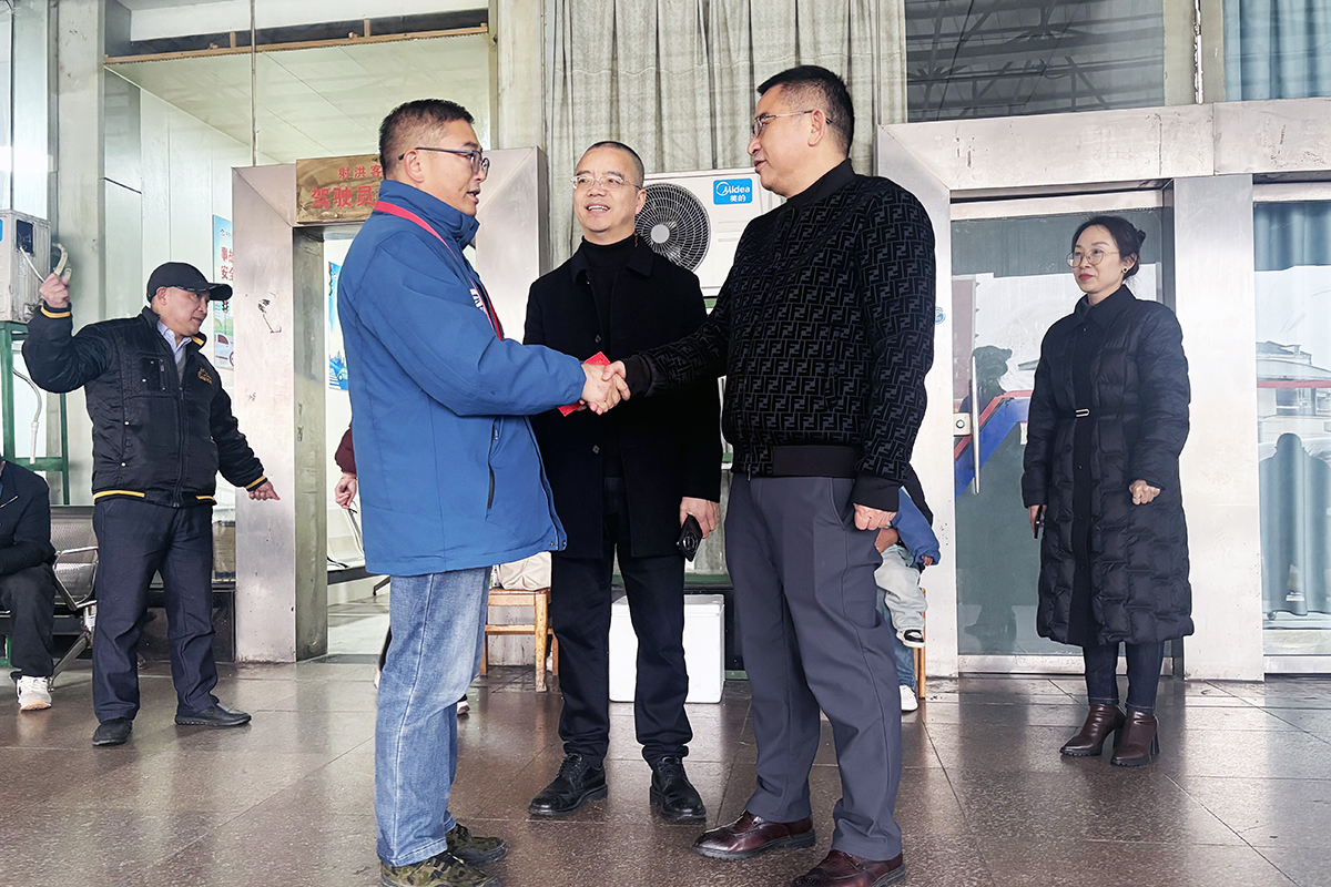 一定发运业党委书记、总司理蔡亮发深入一线慰问难题职工